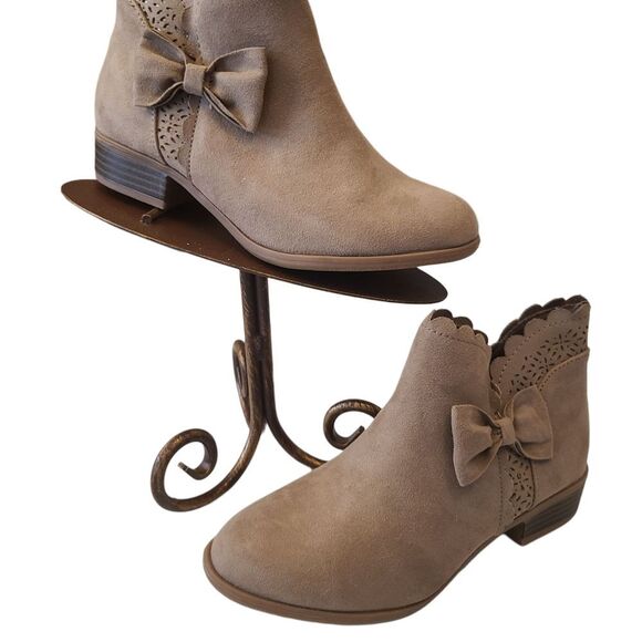 SO Ankle Boots Taupe Suede With Eyelet And Bows Zipper Girls Size 7.5 - Picture 1 of 13